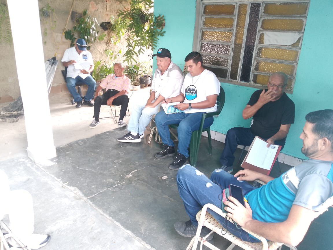 Fv_carabobo's tweet photo. Hoy nuestro equipo de #DiegoIbarra converso con vecinos, preparándose para todo el proceso que se avecina. 

En cada rincón de #Carabobo Fuerza Vecinal se encuentra presta al servicio de Venezuela 🇻🇪 

#SomosFuerzaVecinal https://t.co/7wkkb0zAGy