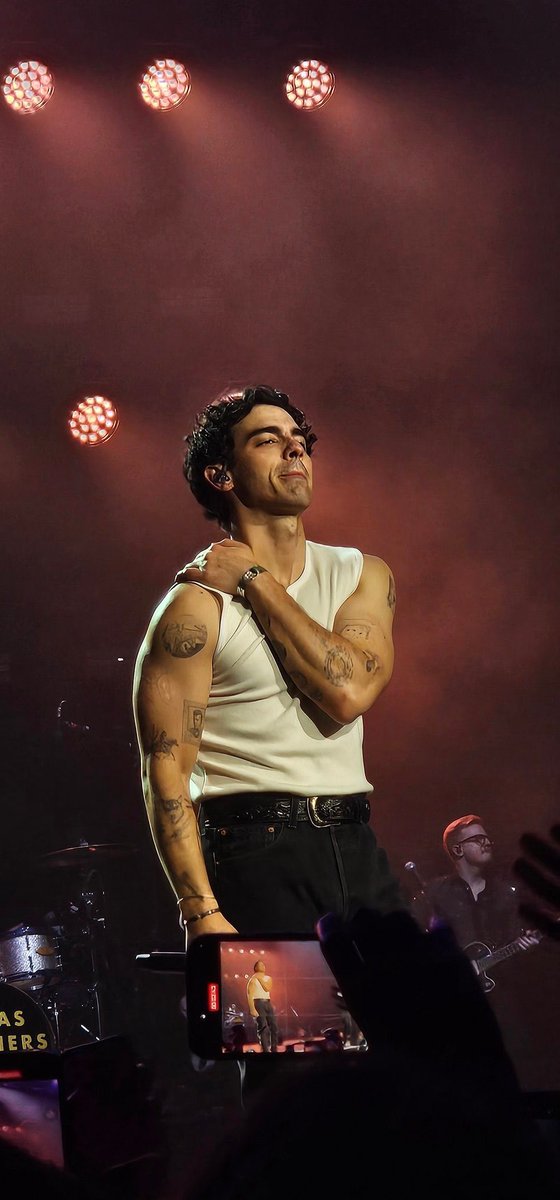 vacationeyes's tweet photo. happy i’m alive at the same time as you @joejonas https://t.co/dbmsEOmjM8