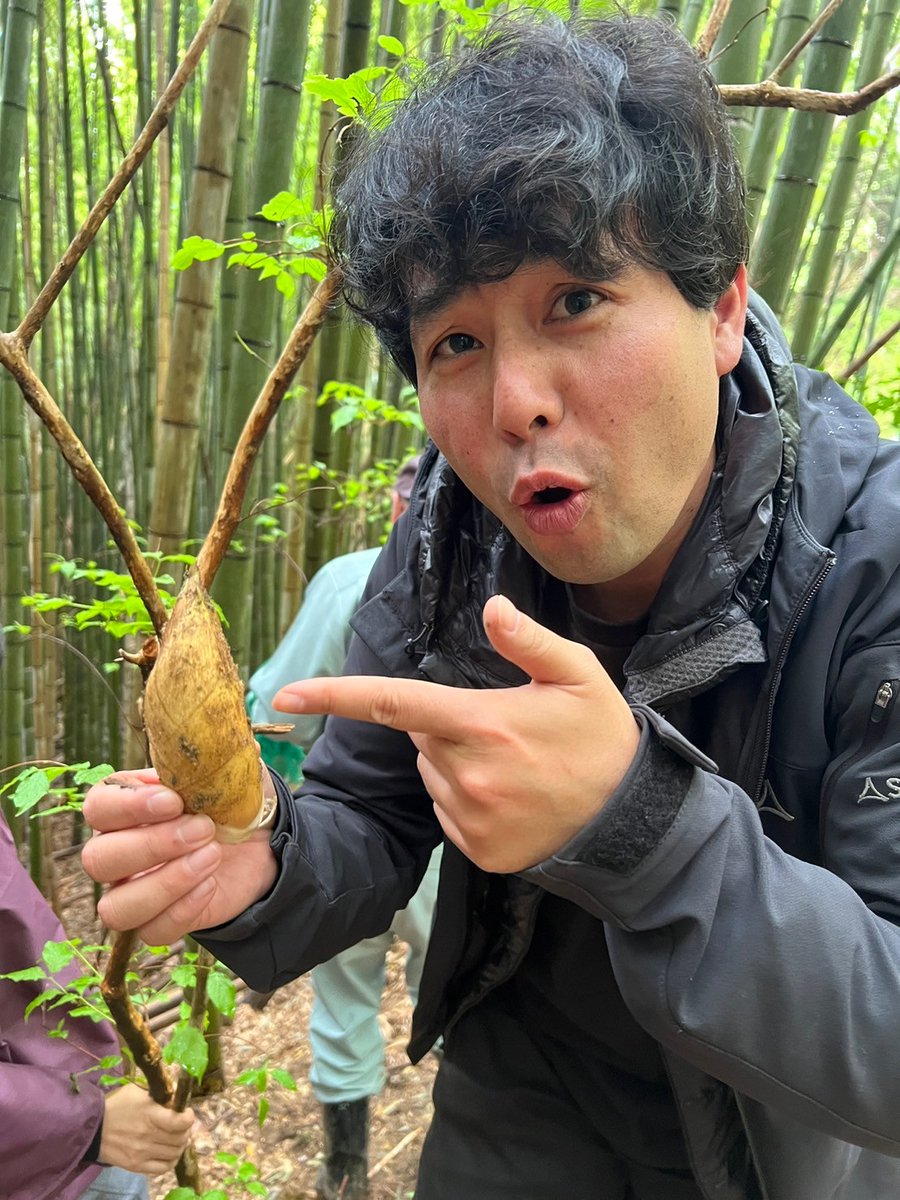satonote_radio's tweet photo. ドクトルが掘ったのは、とんがりコーンサイズ🤣🤣
この勝負はまりえさんの勝ち～🤩🤩

それにしても、タケノコ見つけるのって難しい！！
土からツン、と出てるタケノコの頭を探します！

#ドクトル西野 #高橋万里恵 #サトノート https://t.co/AkXxZj0qXb