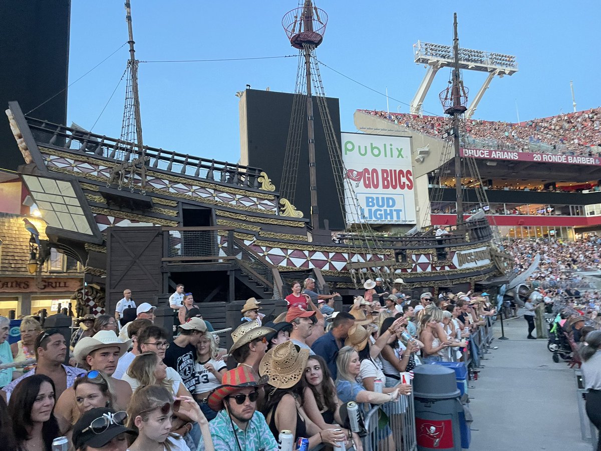 bkonhoops's tweet image. Little Road Trip to see 🐐🐐

Kenny on in about an hr. 
Zach Brown warming us up. Good video clips

#noshoesnation #islandboy #wedo #floridavibes

🚫👟🌴🩴