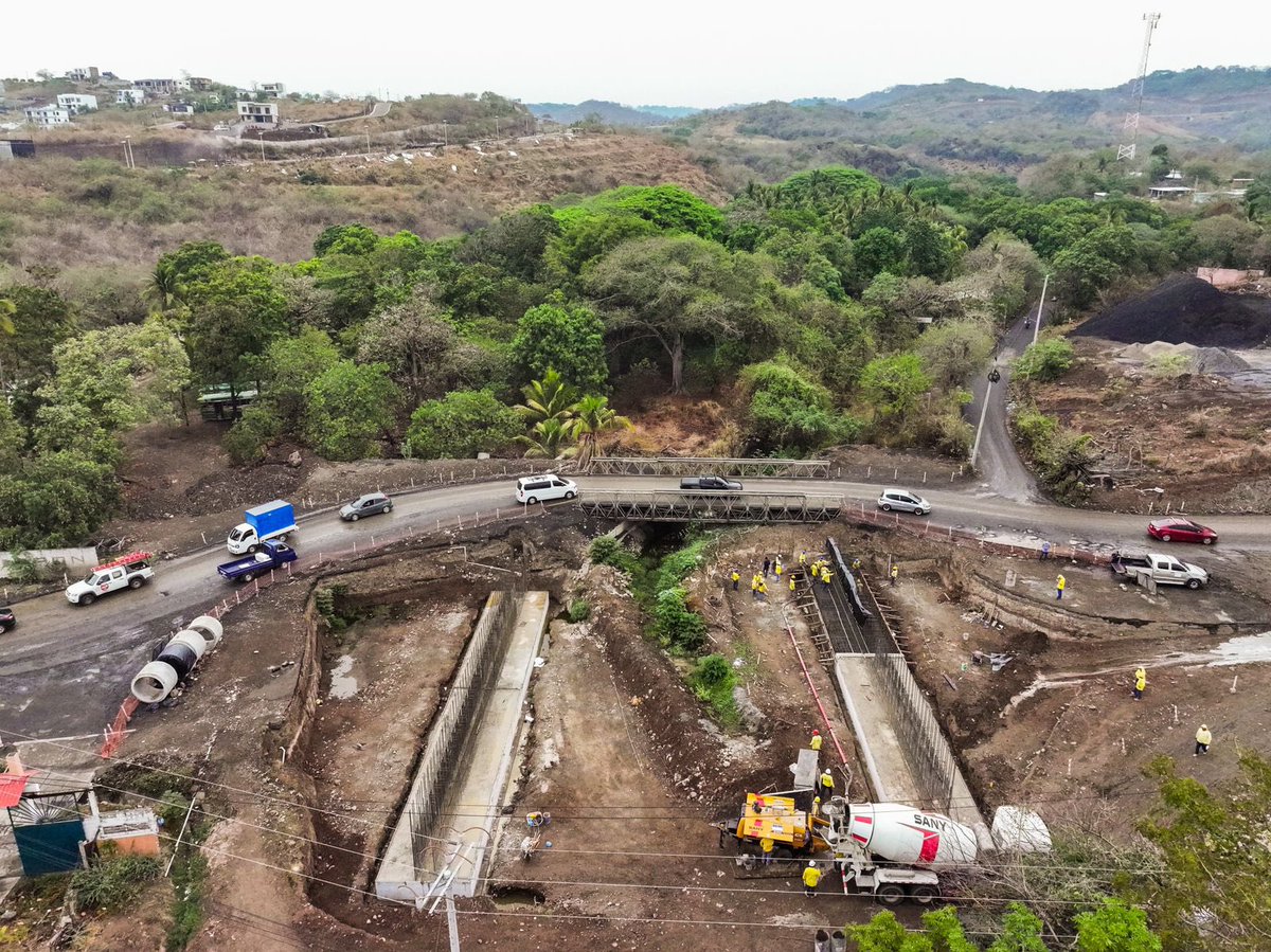 En la carretera del Litoral, en el sector de Conchalío, trabajamos en el colado de una zapata que sostendrá el nuevo puente a cuatro carriles. #ImpulsosEconómicos 🇸🇻