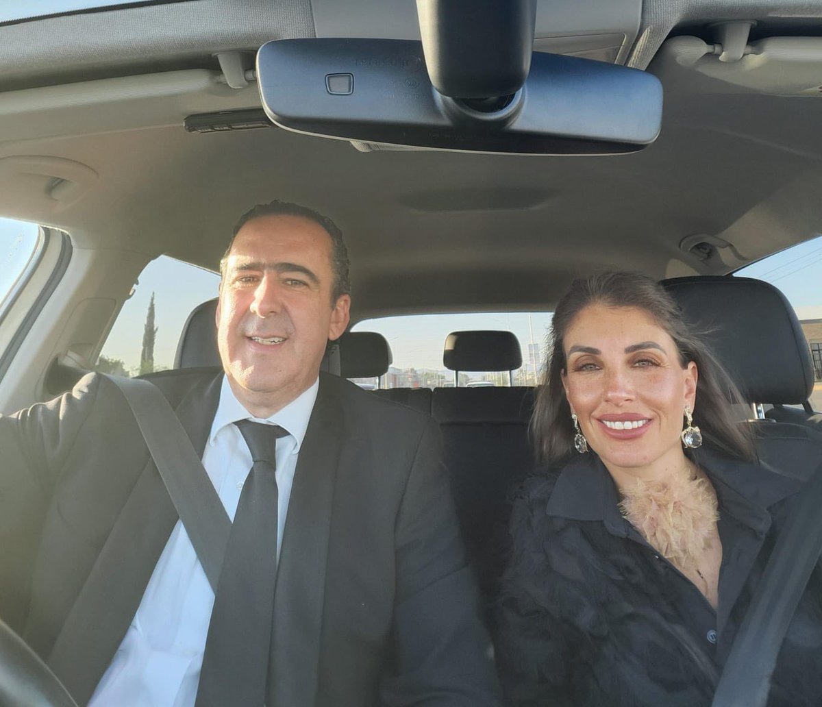 La pareja Bond de gira a 37 grados. Abrazote a tod@s