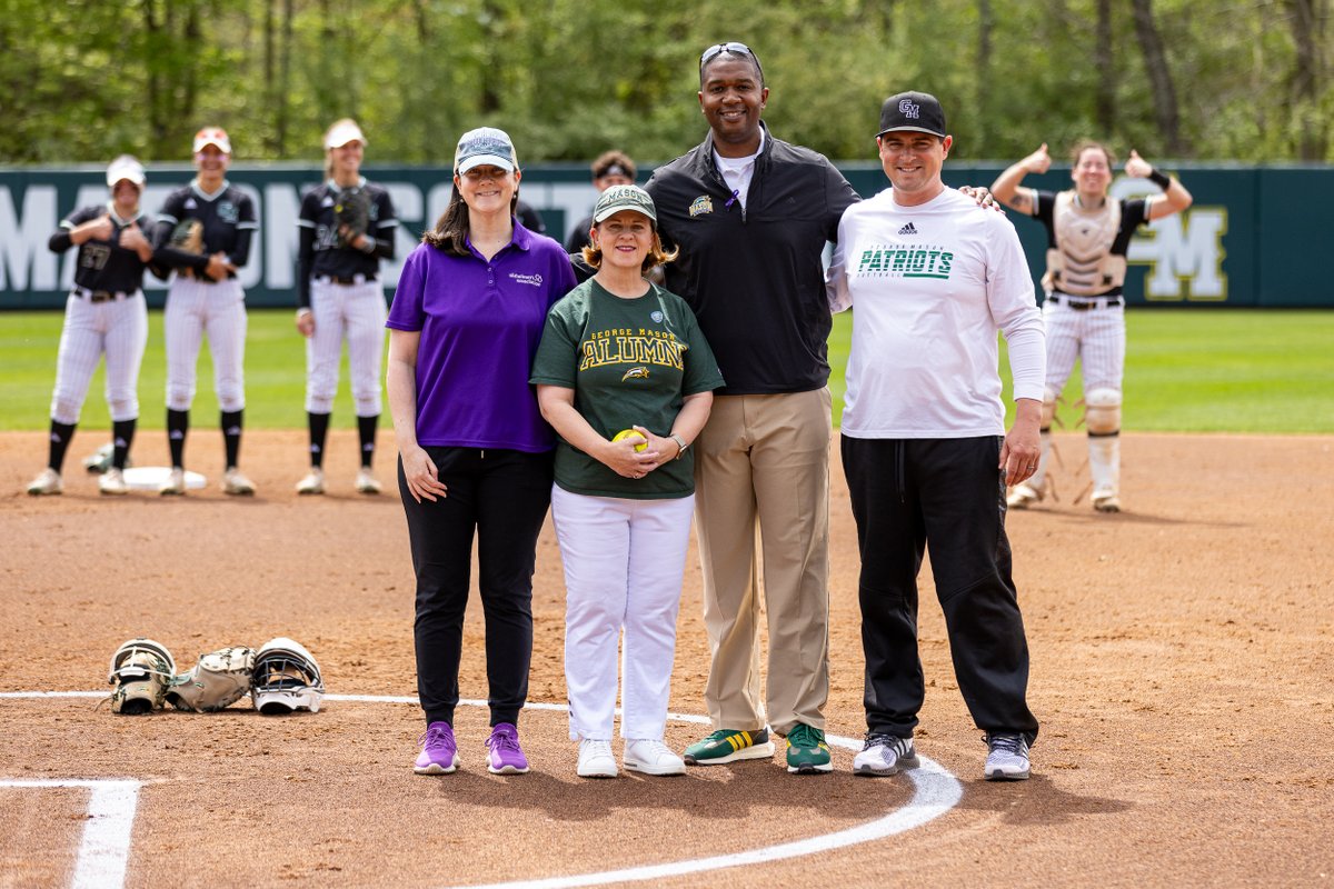 MasonSoftball's tweet photo. 📸 from Saturday!

Thank you @CityofFairfaxVA Mayor @csread for throwing the first pitch (which was a strike!), as well as @ALZNCA for helping us raise awareness to #ENDAlz https://t.co/Cbdt88euFv