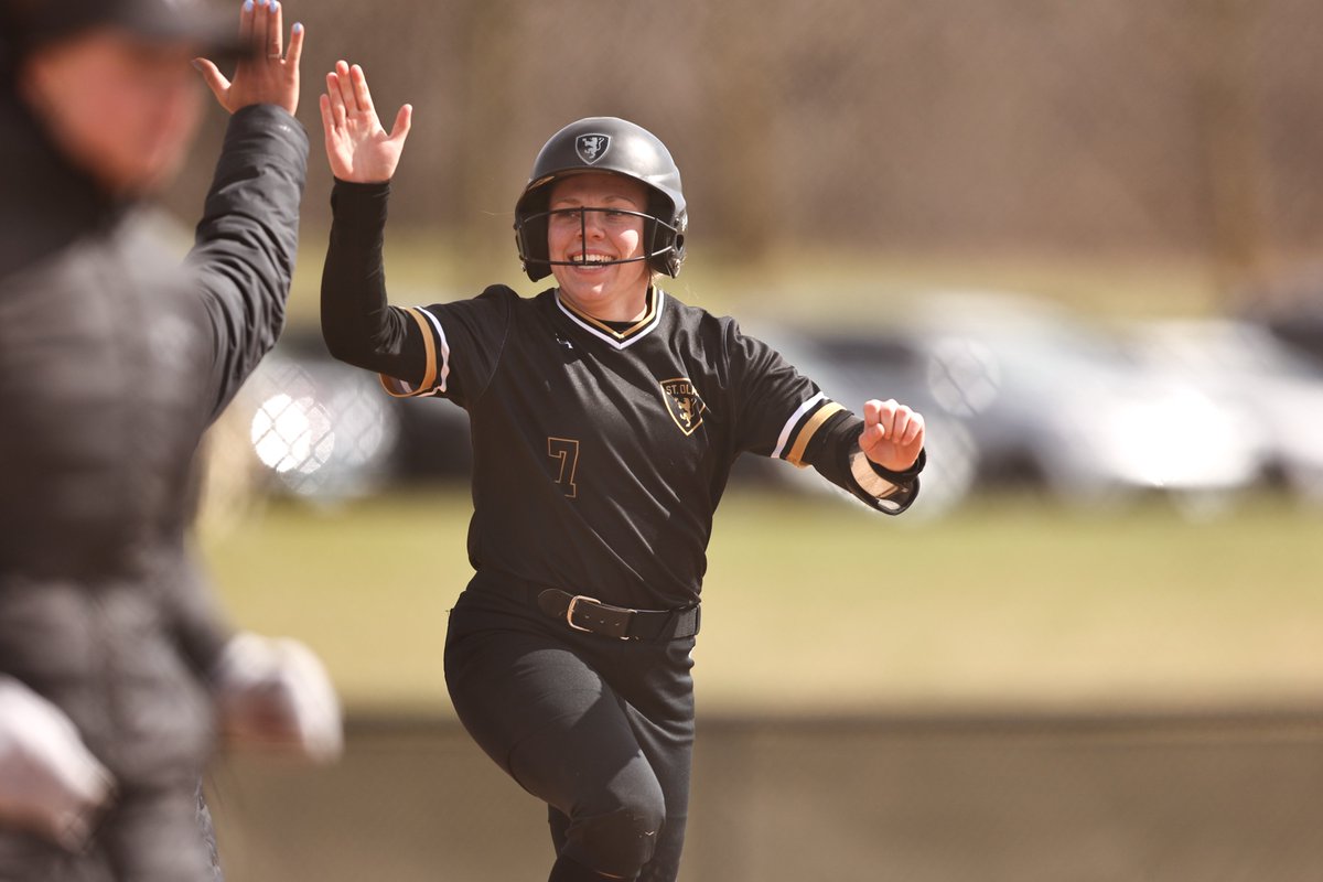.@StOlafSoftball used two big innings in game one and three home runs in game two to sweep Hamline and move to 6⃣-0⃣ at home! RECAP: athletics.stolaf.edu/news/2024/4/20… #UmYahYah | #OlePride | #d3sb