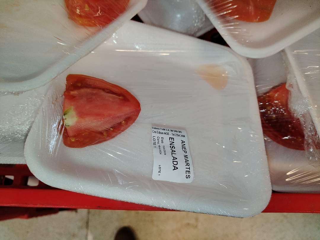 olgasuarez2's tweet photo. @andresbenta1909 @j_berrutti @opepasquet @RobertSilvaUy @BROU_uy Cómo Pasaportes para Narcotraficantes ? Para contratar niños para venta de drogas ? Cómo abaratar presupuesto en una ensalada de zanahoria ,donde la bandeja y el film es de mas valor y encima contamina el ambiente ?? https://t.co/TFyi9pqjrw