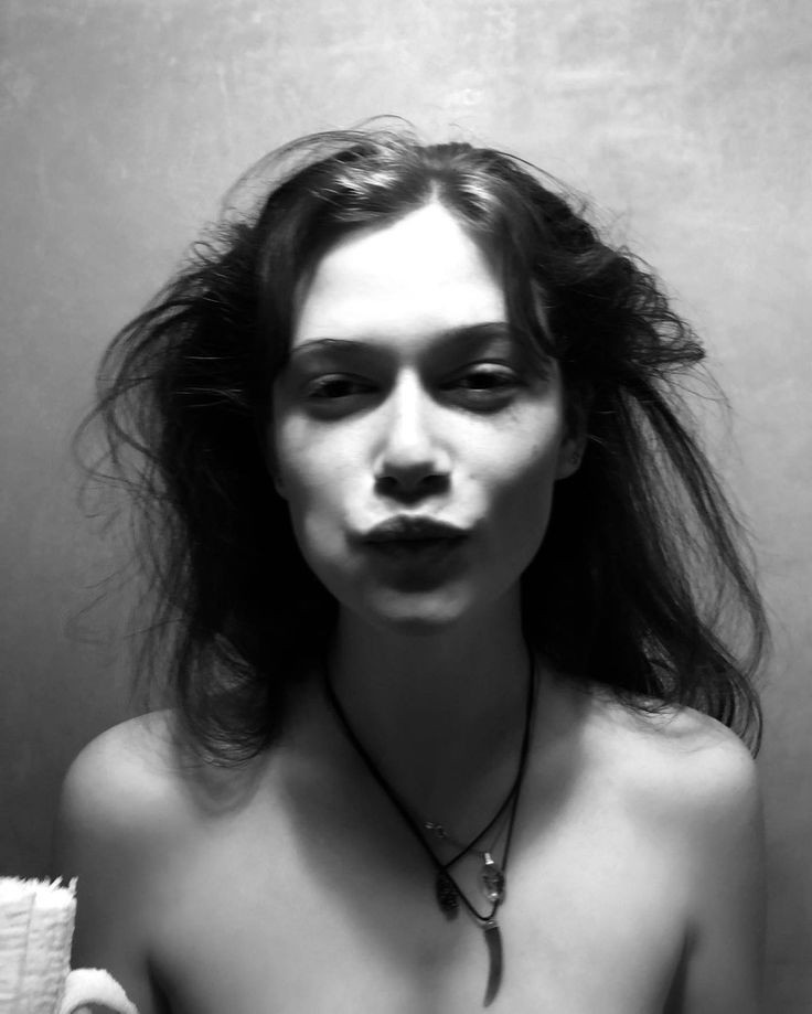 Me niego a vivir en el mundo ordinario como una mujer ordinaria. A establecer relaciones ordinarias. Necesito el éxtasis. Soy una neurótica, en el sentido de que vivo en mi mundo.  No me adaptaré al mundo. Me adapto a mí misma.— Anaïs Nin.