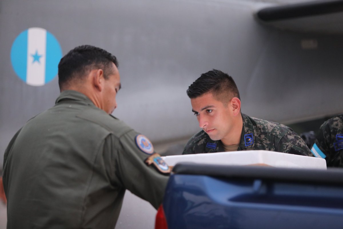 AereaHn's tweet photo. La Gran Tripulación de tu #FuerzaAéreaHN 🇭🇳, mediante la Base Aérea Coronel Hernán Acosta Mejía #BASEHAM, extendió sus alas para apoyar a través del traslado de medicamentos a los hondureños que se vieron afectados a causa del incendio que se suscitó en Roatán.🚁✈️🇭🇳 https://t.co/wMOZVYz7Zx