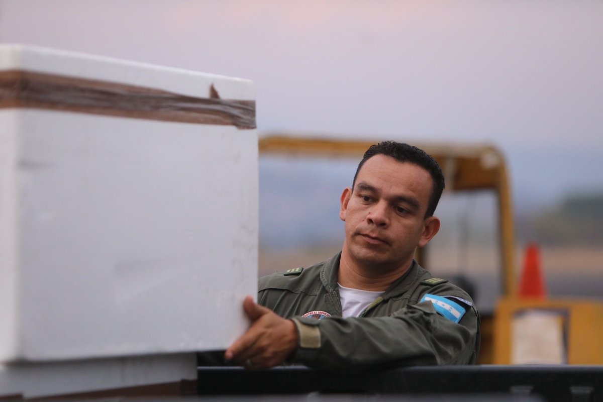 AereaHn's tweet photo. La Gran Tripulación de tu #FuerzaAéreaHN 🇭🇳, mediante la Base Aérea Coronel Hernán Acosta Mejía #BASEHAM, extendió sus alas para apoyar a través del traslado de medicamentos a los hondureños que se vieron afectados a causa del incendio que se suscitó en Roatán.🚁✈️🇭🇳 https://t.co/wMOZVYz7Zx