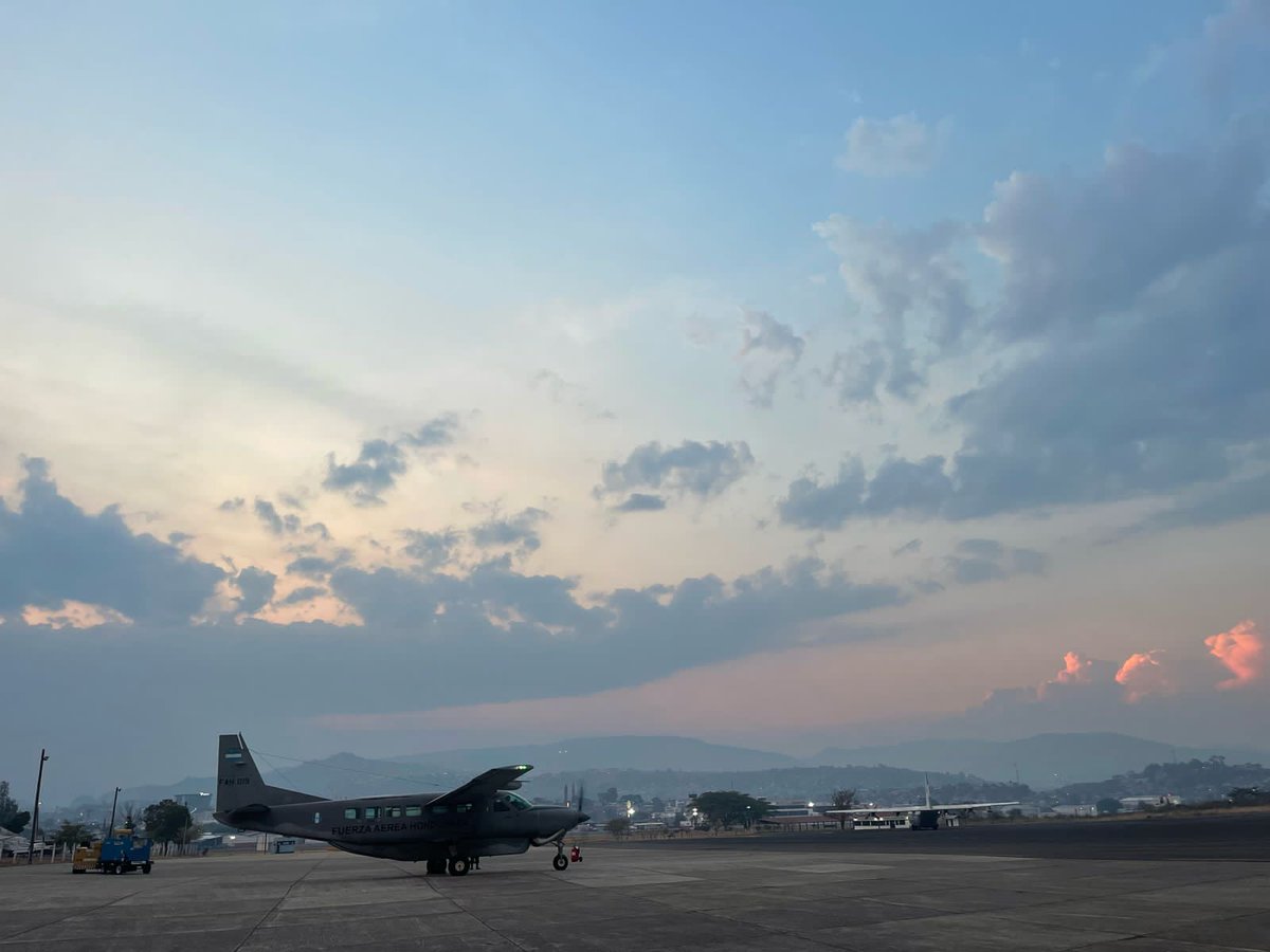 AereaHn's tweet photo. La Gran Tripulación de tu #FuerzaAéreaHN 🇭🇳, mediante la Base Aérea Coronel Hernán Acosta Mejía #BASEHAM, extendió sus alas para apoyar a través del traslado de medicamentos a los hondureños que se vieron afectados a causa del incendio que se suscitó en Roatán.🚁✈️🇭🇳 https://t.co/wMOZVYz7Zx