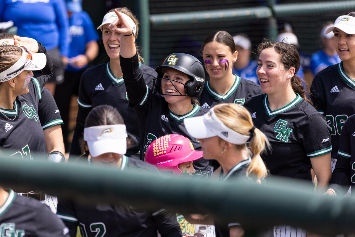 MasonSoftball's tweet photo. 📸 from Saturday!

Thank you @CityofFairfaxVA Mayor @csread for throwing the first pitch (which was a strike!), as well as @ALZNCA for helping us raise awareness to #ENDAlz https://t.co/Cbdt88euFv