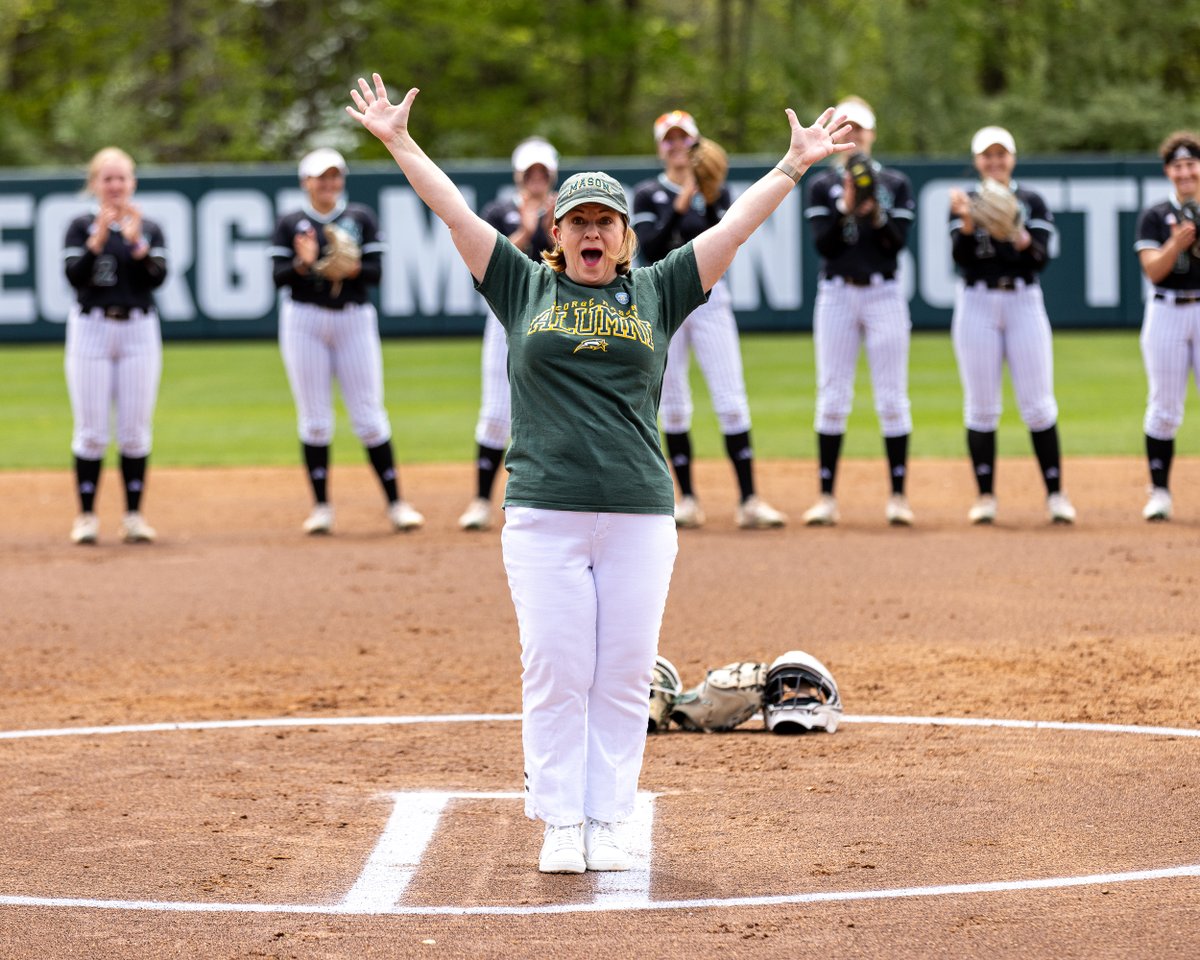 MasonSoftball's tweet photo. 📸 from Saturday!

Thank you @CityofFairfaxVA Mayor @csread for throwing the first pitch (which was a strike!), as well as @ALZNCA for helping us raise awareness to #ENDAlz https://t.co/Cbdt88euFv