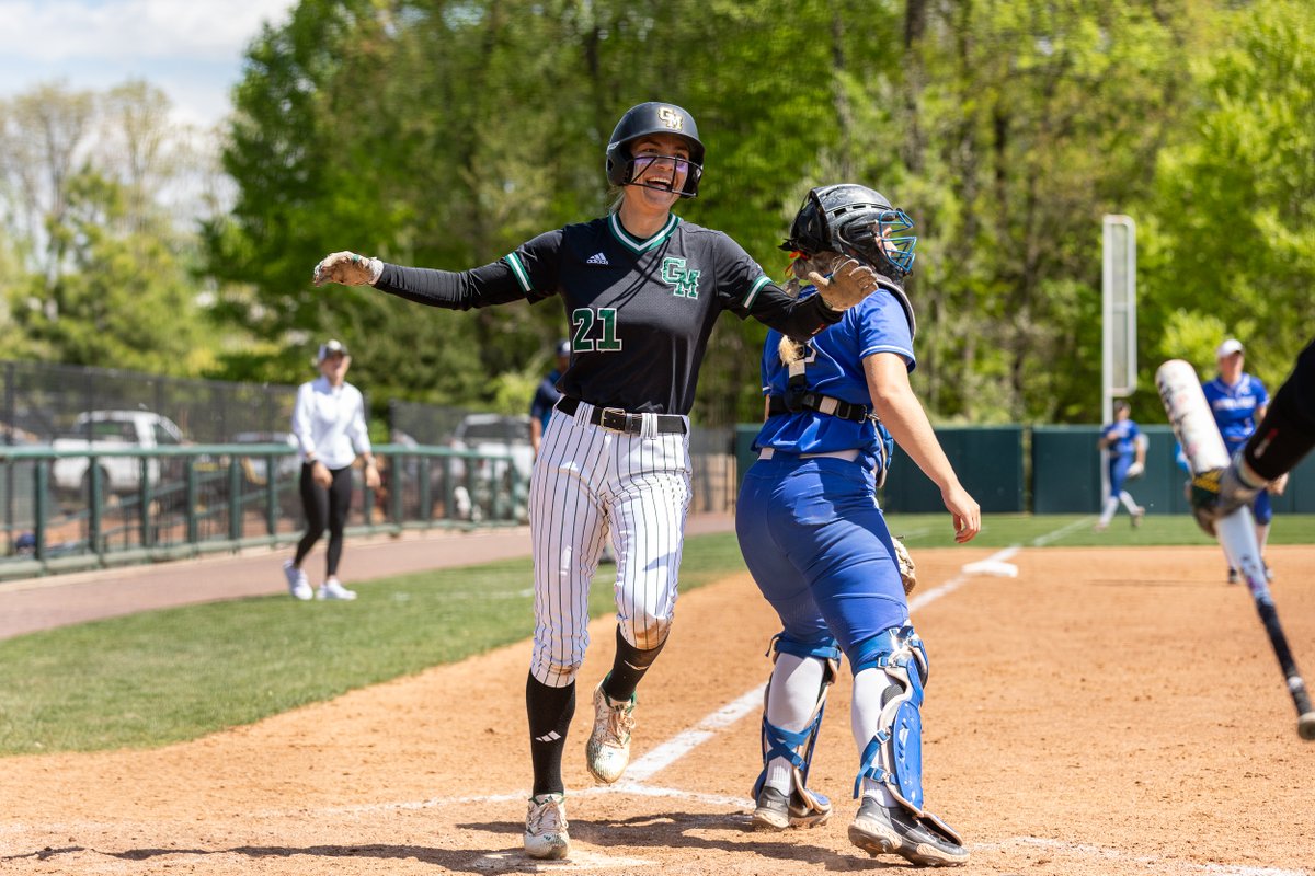 MasonSoftball's tweet photo. 📸 from Saturday!

Thank you @CityofFairfaxVA Mayor @csread for throwing the first pitch (which was a strike!), as well as @ALZNCA for helping us raise awareness to #ENDAlz https://t.co/Cbdt88euFv