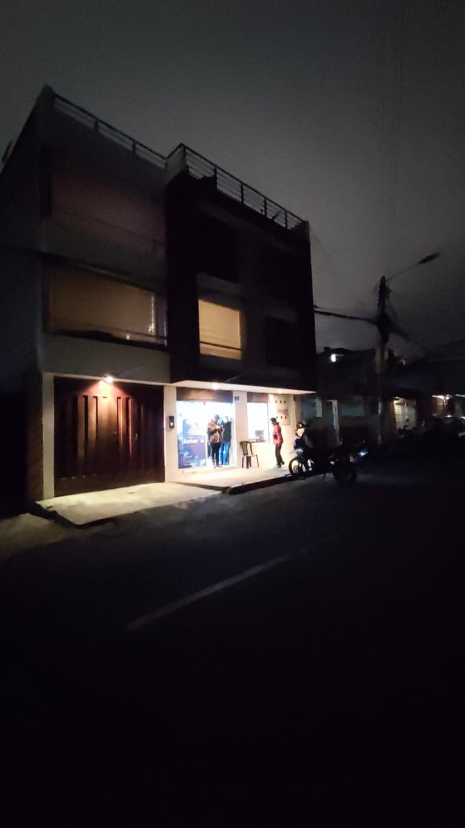 CoronelIsrael's tweet photo. @ElectricaQuito por favor su ayuda, desde que estamos nuevamente con los apagones del #nuevoecuador, no tenemos luz en el alumbrado público de mi barrio; contrato # 2000005998841 sector Barrionuevo calles Miguel Chopeya OE5-63 y Pio Dure https://t.co/9eOEcMU87e