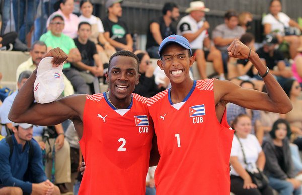 El tándem 🇨🇺 de Alayo-Díaz sigue haciendo historia en el voleibol de playa. En la actual parada del tour mundial ganaron en cuartos de final viniendo de abajo en tres mangas. Ojalá puedan lograr la clasificación olímpica. Se lo merecen. #GenteQueSuma #Paris2024