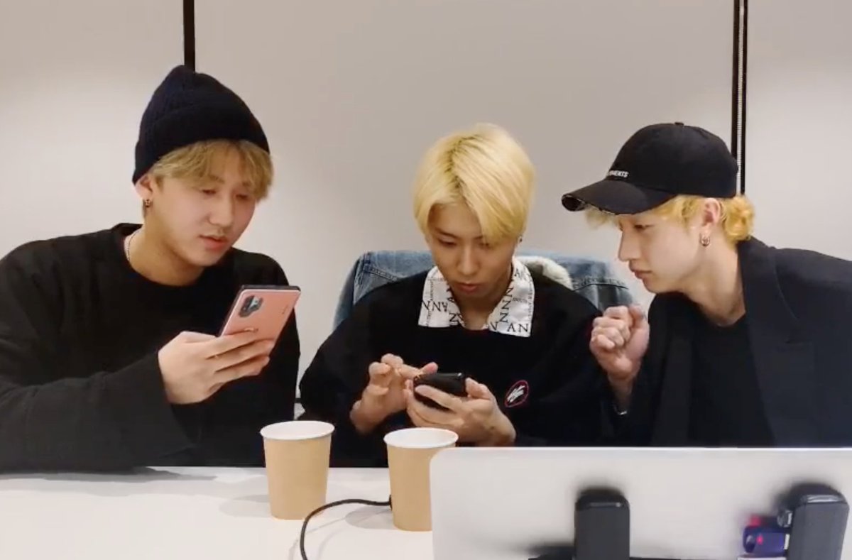 teamnyaSKIA's tweet image. Ada 1 cerita lucu dari Changbin di SKZ Life 3Racha 4 tahun lalu

Changbin: aku diet, si Seungmin bawa 1 piring isi paha ayam ke kamar aku. Ditaro di depan kipas terus pergi. 30 menit kemudian dia ambil ayamnya sambil bilang "oh tahan juga bang"
Emang bokem dasar

@Stray_Kids 🦕