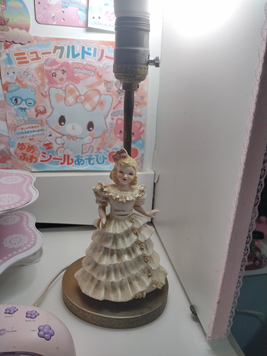 look  @ my new lampppp. >< the dirty stuff won't really come off, i gotta figure out how to clean her properly nd she needs a cute lampshade but yeahh. cool