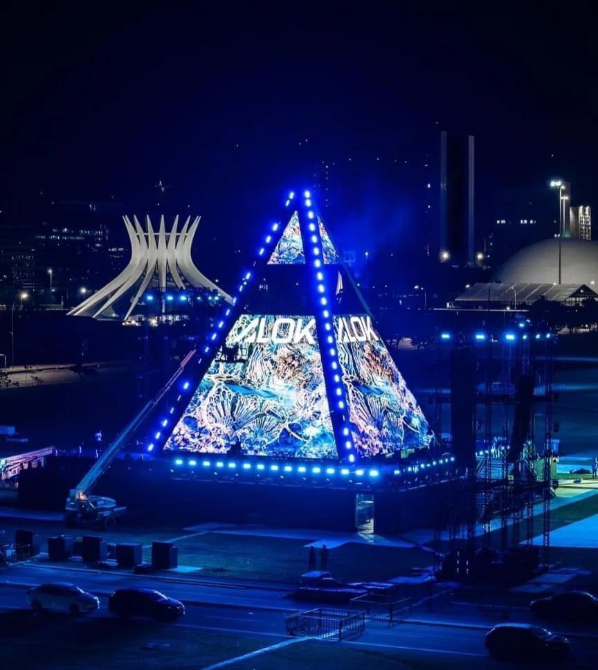 luscas's tweet photo. e o alok que meteu uma pirâmide no meio de brasília pra fazer um show agora de noite https://t.co/tAiF6x3JRO