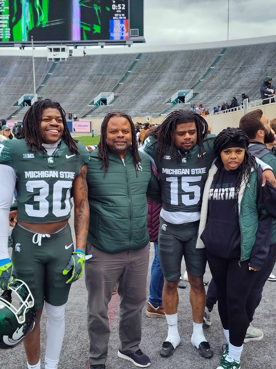 Gelo_Grose's tweet photo. #15 Angelo Grose
#30 Aveon Grose
Michigan State Spring Game
@GroseAngelo  @AveonGrose https://t.co/AvqHqluM6h