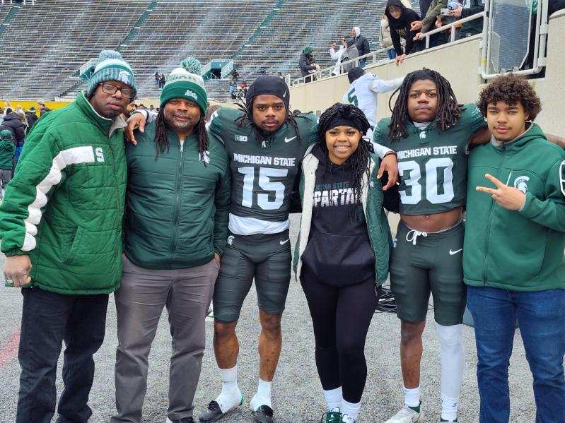 Gelo_Grose's tweet photo. #15 Angelo Grose
#30 Aveon Grose
Michigan State Spring Game
@GroseAngelo  @AveonGrose https://t.co/AvqHqluM6h
