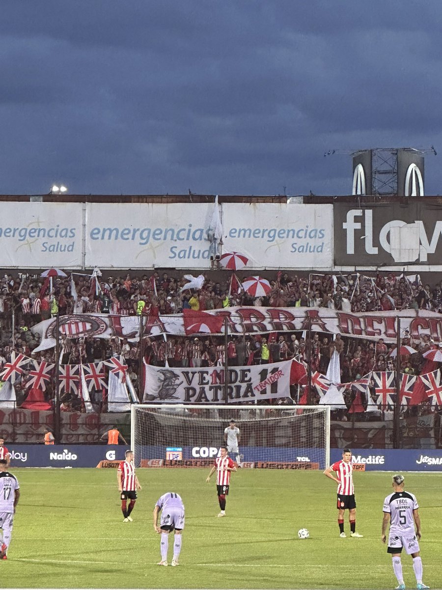 brunogarachico's tweet photo. #EDLP Podrán decirle inglés y traidor a quien quieran, pero solo dos hinchadas del fútbol argentino colgaron banderas inglesas.

De eso no se vuelve 🤫 https://t.co/kW7p66wDJr