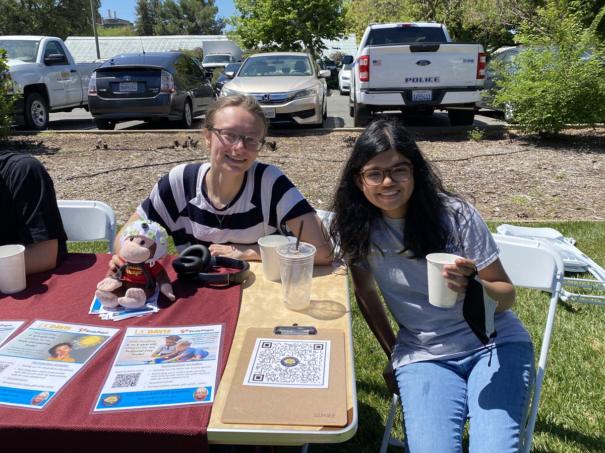 oshakuu's tweet photo. Beautifully sunny time at Picnic Day! Tabling at the Children’s Discovery Fair sharing info about @ucdavisbasclab studies and playing some brain games with the kiddos! https://t.co/YU94F4jmmK