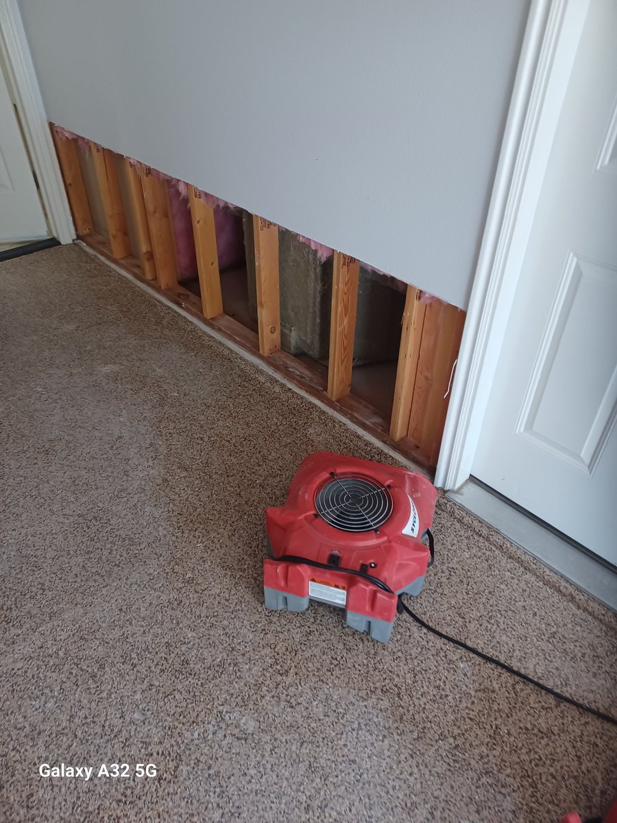 FloodDryout's tweet photo. Drying garage 
https://t.co/7QLRo46tId 

#WaterDamageLasVegas #LargeLoss #LasVegasWaterDamage #FloodDamage #EmergencyRestoration #DamageCleanup #WaterRestoration #MoldRemoval #Repair #Commercialdrying #24HourRestoration https://t.co/62QkRhd9SW