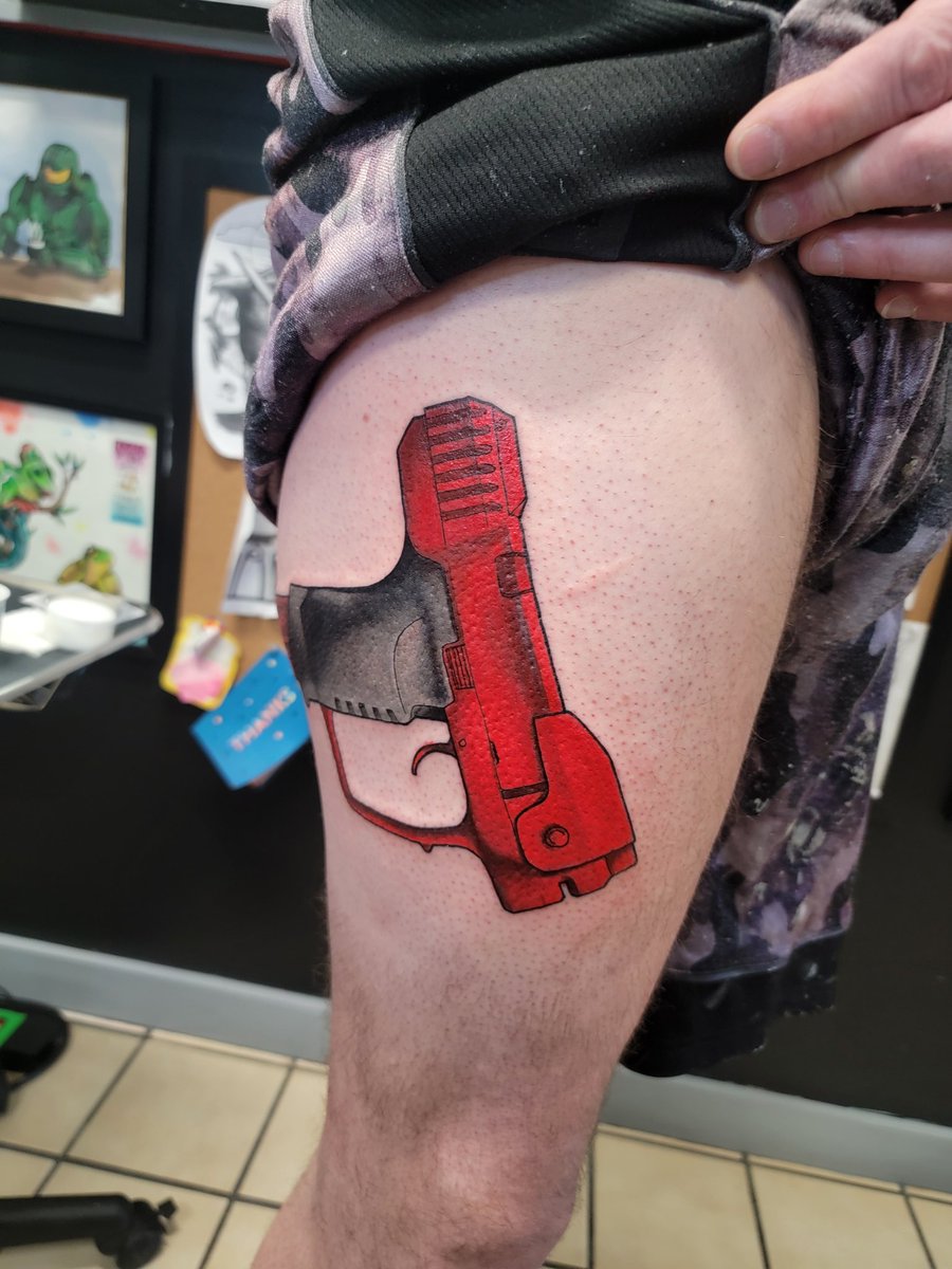 FissofFury's tweet photo. Tattooed A M6D Magnum the other day on chad. I'm just so happy when I get to tattoo Halo related stuff.
More plz!I would love to tattoo at the HSC, mortal komabat did it when they released 11.

#Halo #HaloSpotlight #halotattoo https://t.co/6op34LCAj2