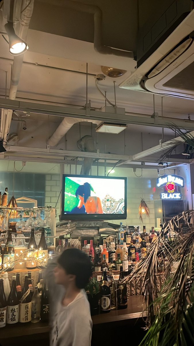 t_8olo's tweet photo. 僕の島の海沿いにあるバー。
テラス席が気持ちい季節ですなぁ。 https://t.co/JIwwx8UfYX