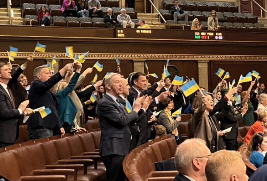 This isn't Ukraine. This is the US House of Representatives.

America has gone mad 😡