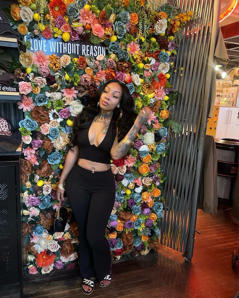 misslexiiibaby's tweet photo. Shopping &amp; eating with my bff 🥂 https://t.co/wfkf2q4nWJ