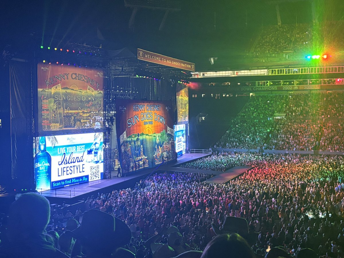 madonnawhelan's tweet photo. About to cross one off my bucket list with 80k people! #kennychesney #raymondjamestadium #anythingbutmine https://t.co/NOxNH2Hbaq