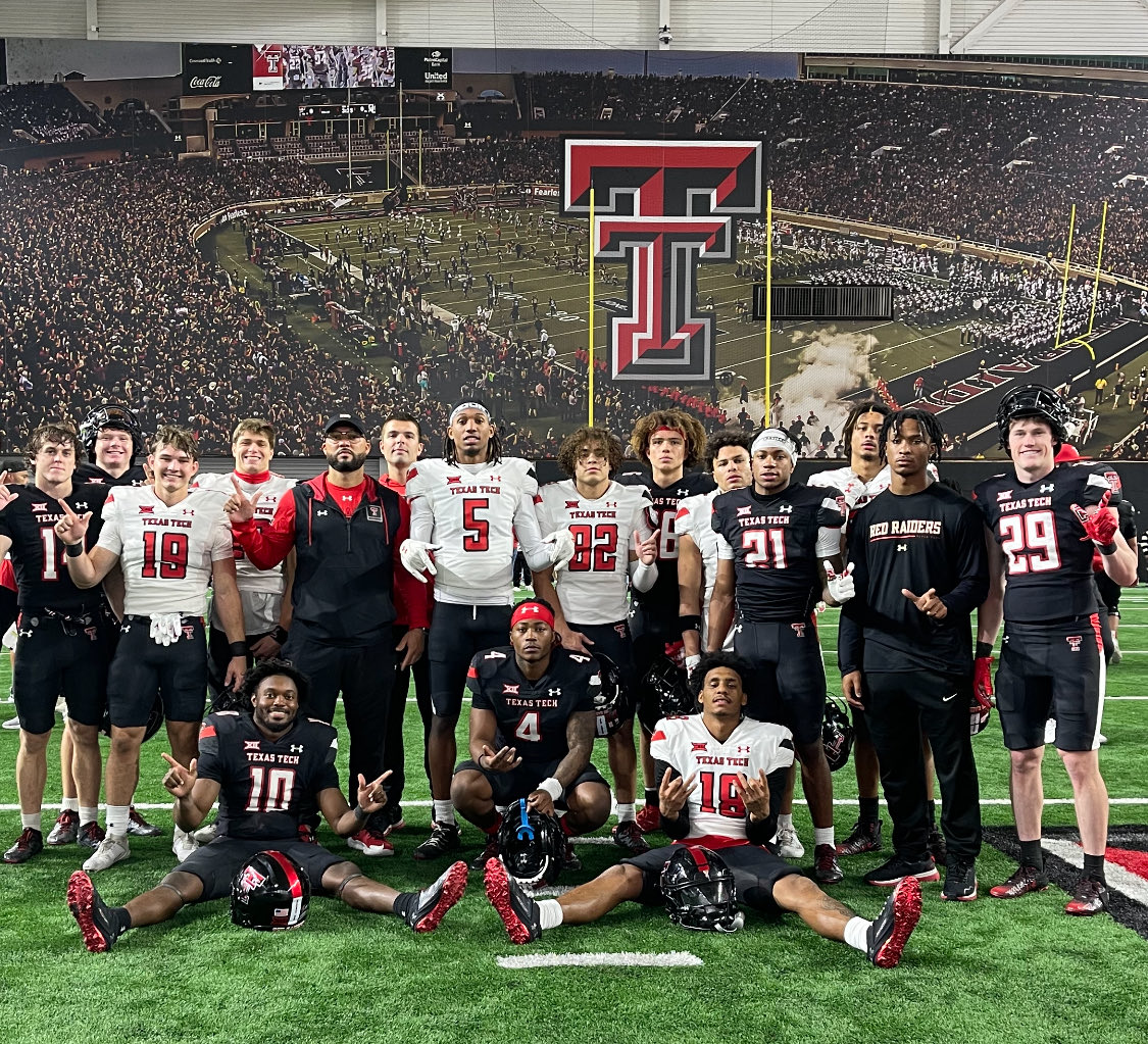 TALK ABOUT A GROUP OF STUDS!! BLESSED TO COACH THESE YOUNG MEN!! COULDN’T BE ANY PROUDER OF THIS GROUP‼️ THEY COME TO WORK‼️ PICK YOUR POISON 🤷🏽‍♂️🆙🔝CREW #TSG #EAT #OE ITS UP IN LBK ‼️🌵🌵💣💣