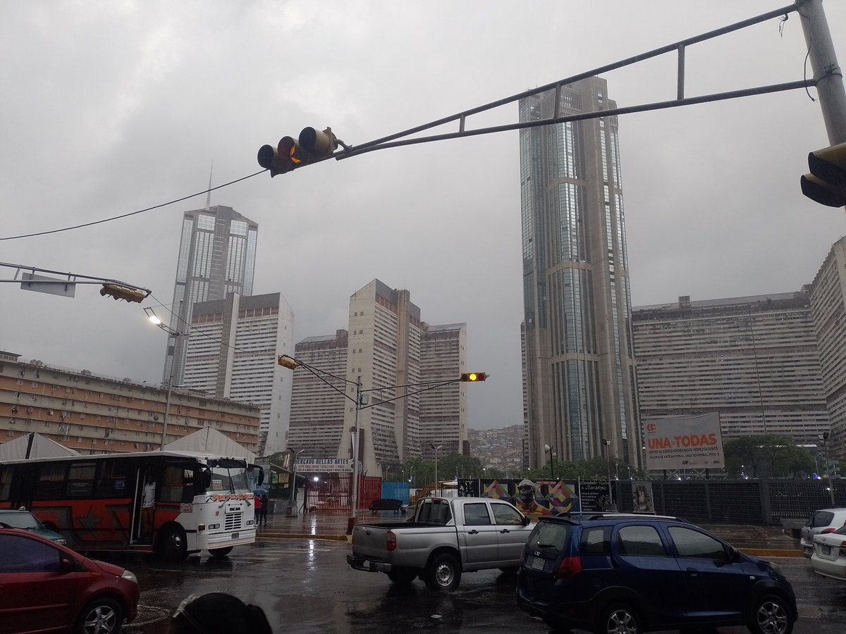 Una tarde de retraso en el Metro de Caracas + Lluvia 🌧️