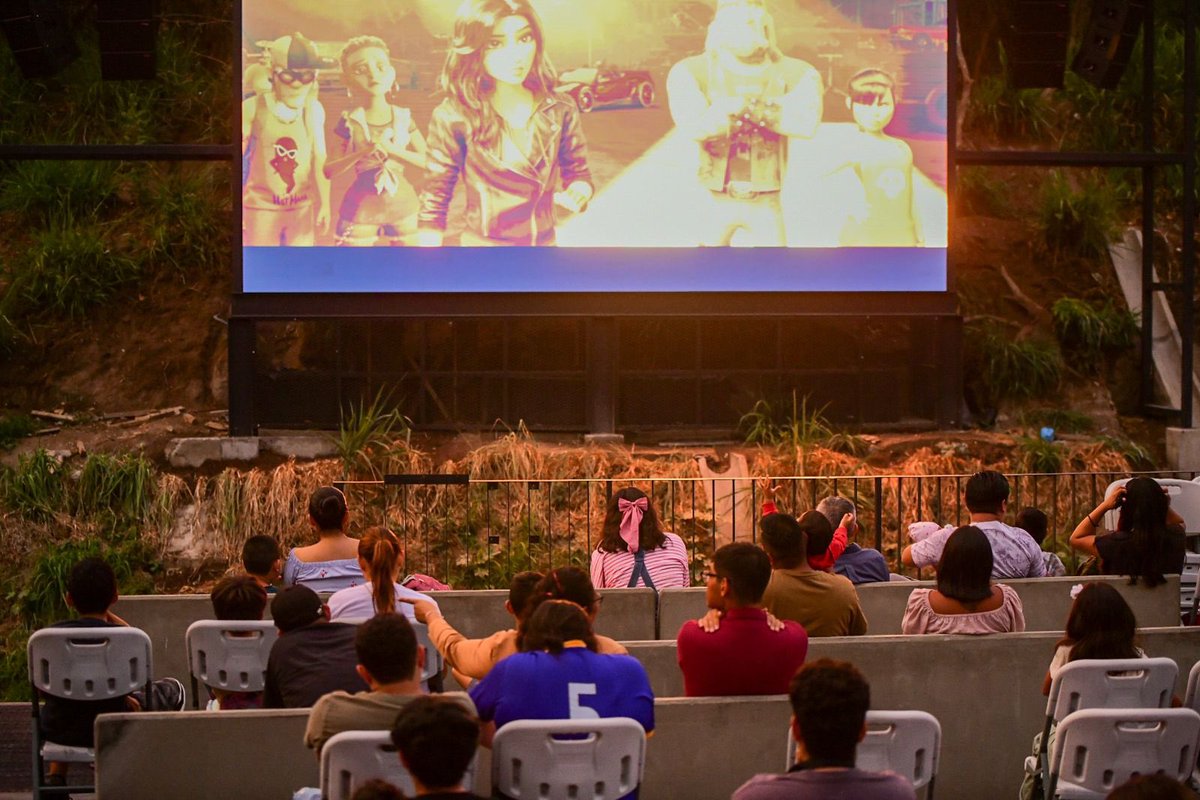 El cine al aire libre sobre el bulevar Monseñor Romero permite un sano esparcimiento a la población sin costo alguno.