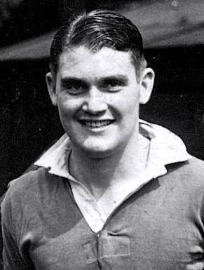 Born 108 years ago y'day (sorry!) Welsh full-back Joe Jones, one of four Barrow players among the 1946 Indomitables. Much more on Joe, and the others, in 'The Indomitables', out soon @rugbyauthor @StDavidsPress @Forty20magazine bit.ly/3Hn4Q4H amzn.to/3Qekt2f