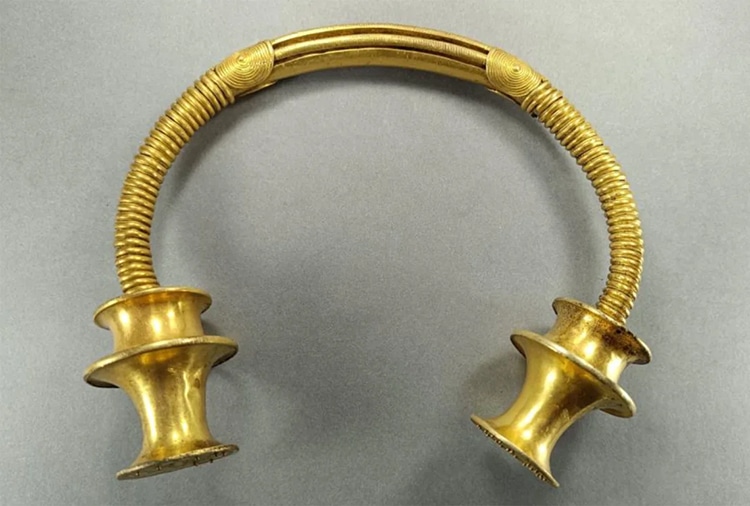 Water Worker Accidentally Discovers 2,500-Year-Old Gold Torc Necklaces in Spain mymodernmet.com/spain-gold-tor… #Archeology #goldnecklace