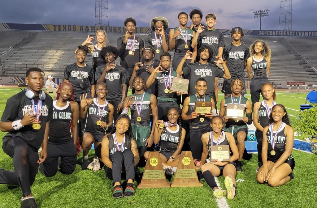 IowaColonyHS's tweet photo. Regional Champs Girls and Boys!! The Pioneers are state bound 🥇🏆#BlazeTheTrack https://t.co/2Ej9KlFKwR