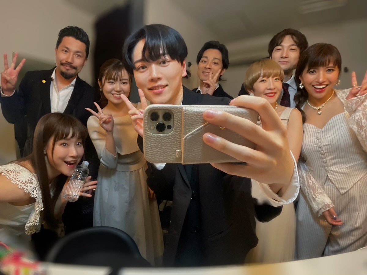mjmemjme's tweet photo. こないだまで初めましての方が居たとは思えないくらい、大家族のようなリスペクトし合える素敵な仲間達。

バンドさん達も優しくて面白くて笑顔が絶えない現場でした。

出逢えてよかった(  ߹𖥦߹)ｼﾞｰﾝ

(中井さんは、どの写真でもずっとMARIA-Eです！のEポーズ意識してくれてる優しいキュート尊い) https://t.co/98SldUmg7i