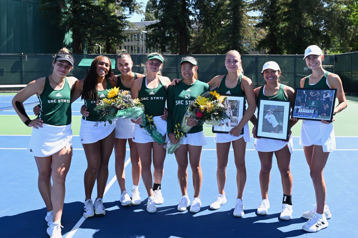 𝗧𝗛𝗔𝗡𝗞 𝗬𝗢𝗨 𝗦𝗘𝗡𝗜𝗢𝗥𝗦!
We got the day off to a great start, honoring our seniors Mayya Gorbunova and Best Lee prior to first serve against Portland State on Saturday... #StingersUp