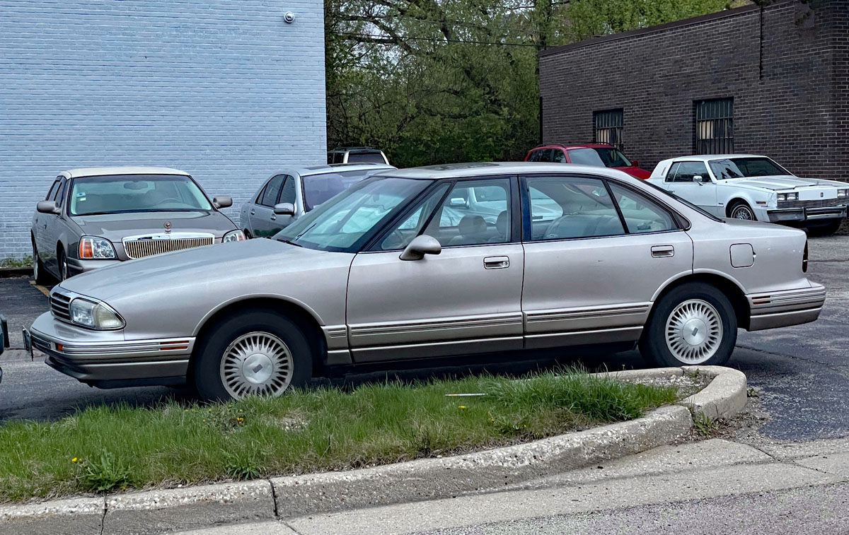 Car_Guy_Tom's tweet photo. Question: When was the last time you spotted a Veracruz? #SaturdayCollection #CarSpotter #HyundaiVeracruz #Avalanche #LeBaron #Oldsmobile Always thought this gen 88 looked good. Thin pillars. https://t.co/ef41OeUpbQ
