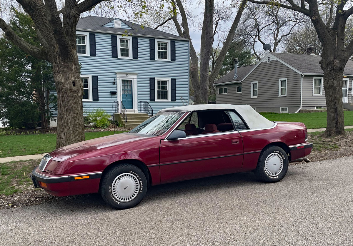 Car_Guy_Tom's tweet photo. Question: When was the last time you spotted a Veracruz? #SaturdayCollection #CarSpotter #HyundaiVeracruz #Avalanche #LeBaron #Oldsmobile Always thought this gen 88 looked good. Thin pillars. https://t.co/ef41OeUpbQ