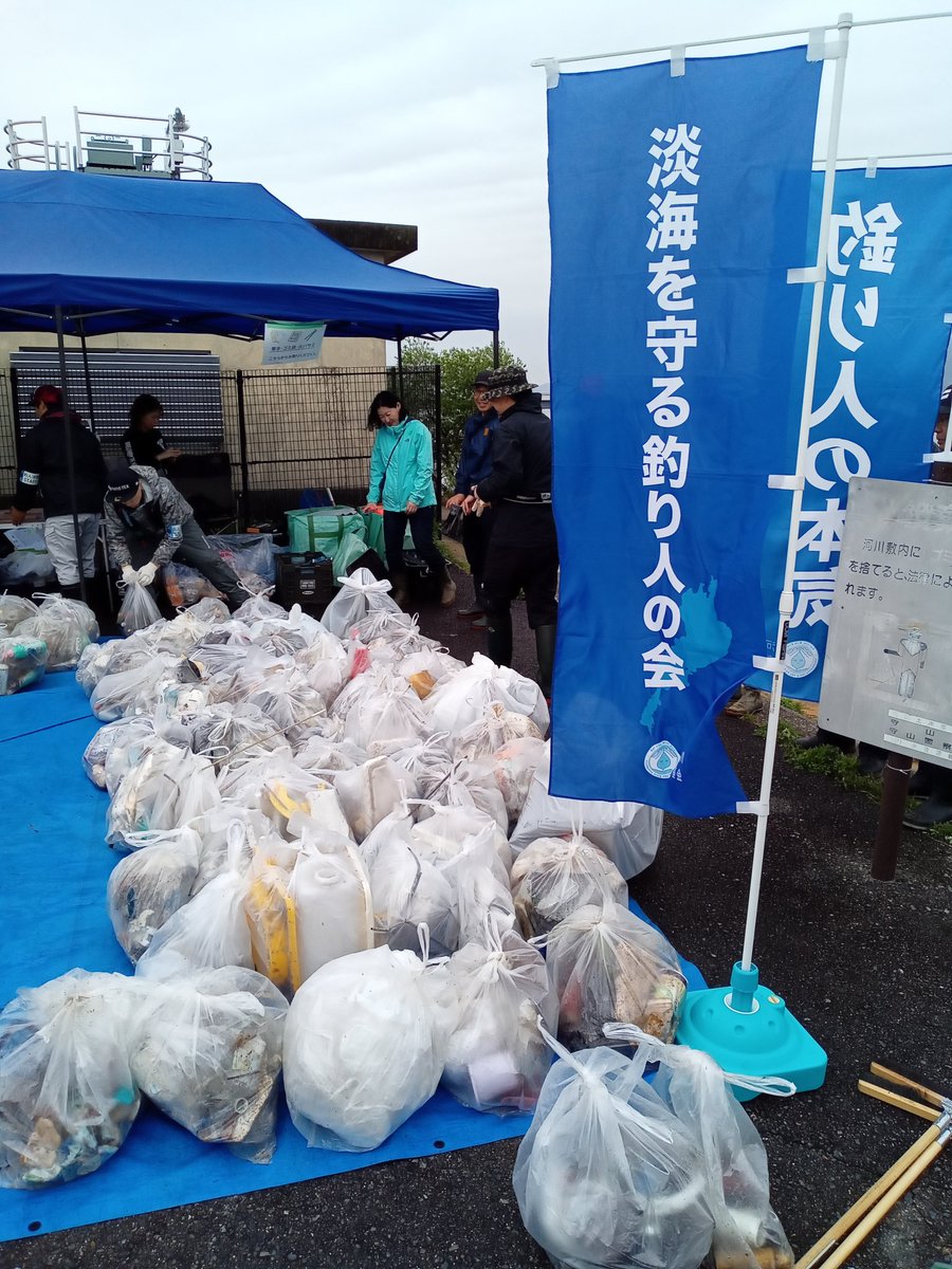 BLUESPIRIT_G's tweet photo. 第31回 釣り人による清掃活動に参加しました😊ピエリ裏周辺をゴミ拾い🧑🦯
足元悪い中、沢山のゴミを回収できました✨
参加された皆様お疲れさまでした😆👍
#琵琶湖 #AXSEED #守山市
#バス釣り #ゴミ拾い #清掃活動
#釣り人による清掃活動
#釣り人が居れば水辺は綺麗になる。 https://t.co/hQJkD2A7OX