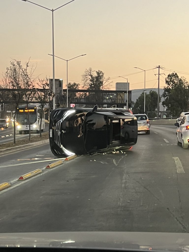 Jjlobos's tweet photo. @Trafico_ZMG  @zona3noticias Periférico norte- sur entre Vallarta y   5 de mayo. https://t.co/l5HcFlg7Io