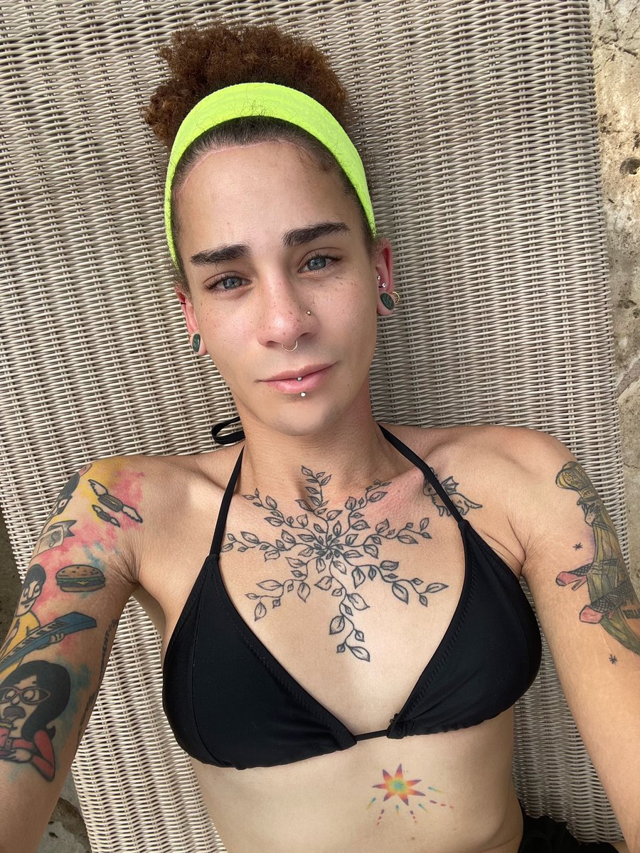 V_WildeX's tweet photo. Catch me in the sun all summer long ☀️ https://t.co/qGTlk6Aujg