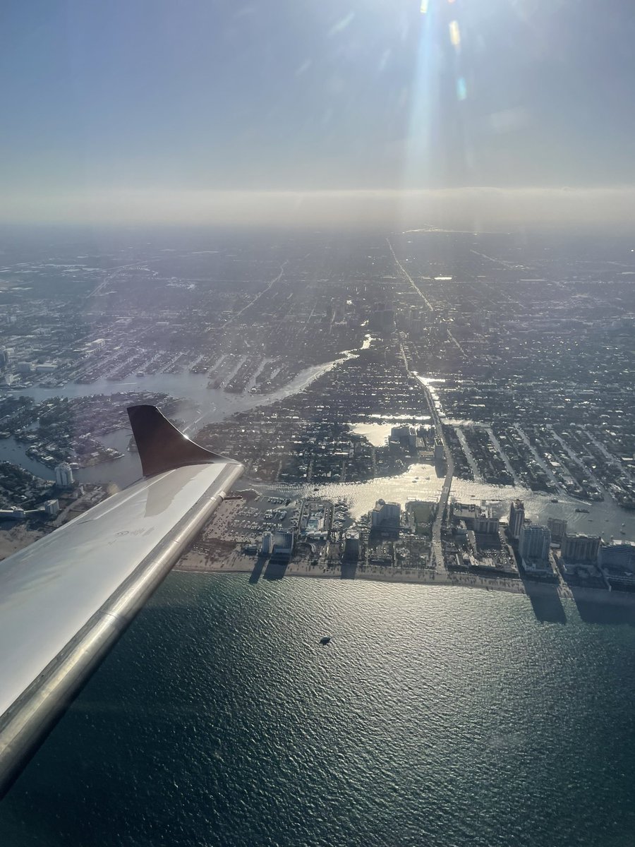 FlyinSPS's tweet photo. Friday sunset over #Florida #avgeeks #Pilatus #FortLauderdale #Orlando #flightdeckfriday #garmin https://t.co/XB4i57M0b9