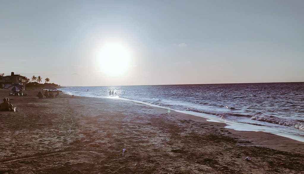 Momentos hechos para suspirar 🌊 Hoy tocó atardecer en esta hermosa playa de mi #Cuba, ya lo dijo Colón antes de desembarcar en 1492 'Es la tierra más hermosa que ojos humanos hayan visto' #UnidosXCuba #CDRCuba ¿Qué playa será? 💬👇🏻 🇨🇺