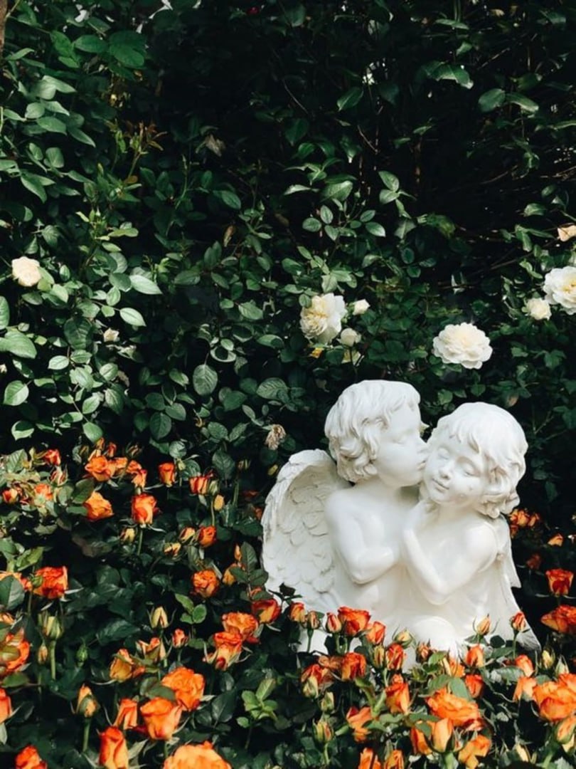 Попались красивые фотографии. Скульптура и сад вместе - это гармония полнейшая.