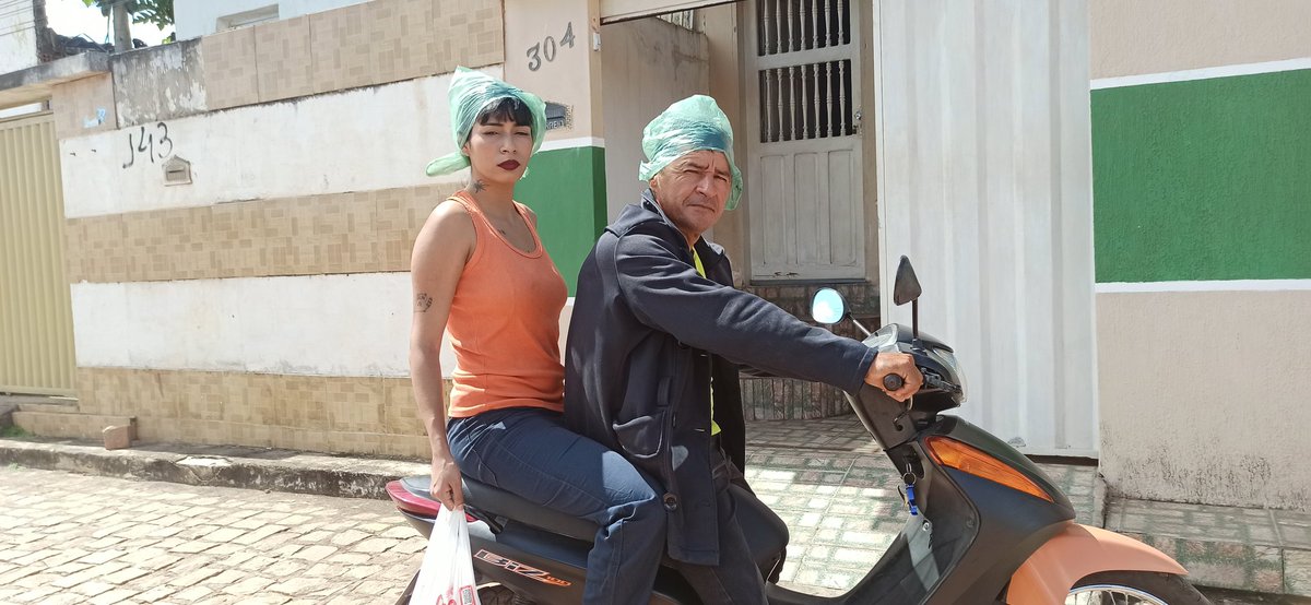 _amandaLaay's tweet photo. @goldenstarmars @raifrommars Meu padrasto, eu disse que tava concorrendo a um concurso MUITISSIMO importante, no brasil inteiro valendo minha vida, e que valeria a pena parar o transito no meio do sol, entao fomos e enquanto isso os carros buzinavam pra gente sair 😭😭😭 na sacola era arroz e macarrão https://t.co/TGMrm362uP