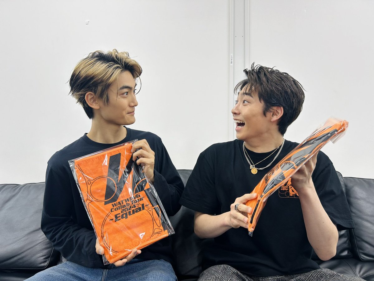 watwing_info's tweet photo. WATWING Collab Tour 2024～Equal
仙台公演🟠

今日もタオル必須かも！？

プレゼントしてもらった
6歳児兄(左)
5歳児弟(右)

#WATWING #山下幸輝 さん
#BUDDiiS さん https://t.co/d1u7UcefRs
