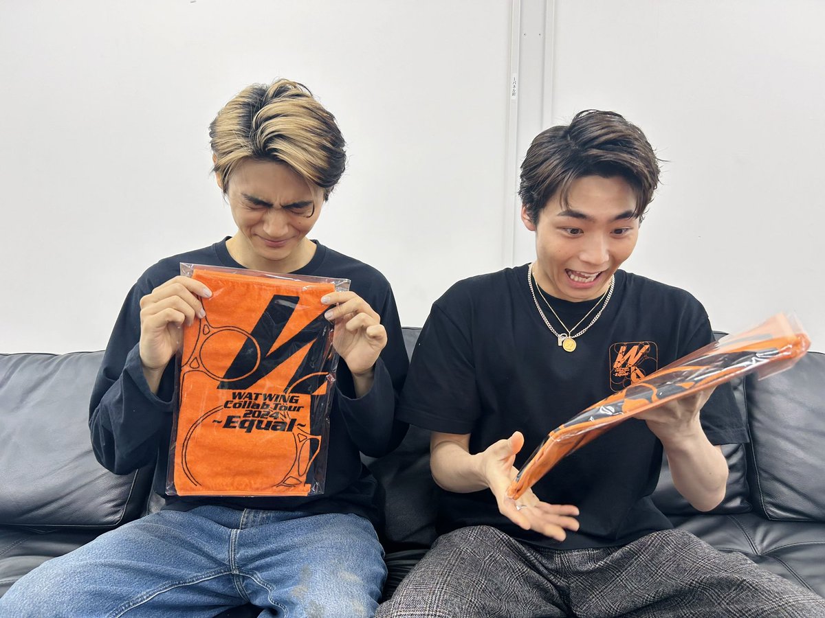watwing_info's tweet photo. WATWING Collab Tour 2024～Equal
仙台公演🟠

今日もタオル必須かも！？

プレゼントしてもらった
6歳児兄(左)
5歳児弟(右)

#WATWING #山下幸輝 さん
#BUDDiiS さん https://t.co/d1u7UcefRs